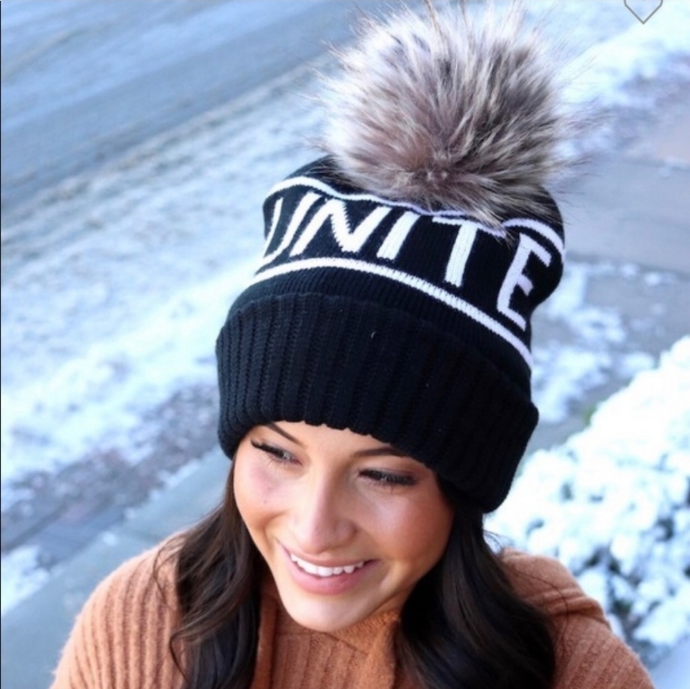 NEW Panache Women’s Black & White‎ UNITE Knit Hat Fleece Lined Fur Pom
